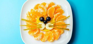 Yüzü aslanlı bir tabak meyve, komik yemekler.