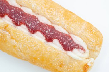 Reçelli çörek, jöle dolgulu ve pudra şekerli.