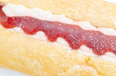 Reçelli çörek, jöle dolgulu ve pudra şekerli.