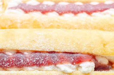 Reçelli çörek, jöle dolgulu ve pudra şekerli.