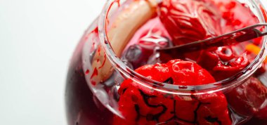 Kırmızı karışıma batırılmış sahte vücut parçalarıyla kokteylli bir Cadılar Bayramı kasesi. Mutlu Cadılar Bayramı partisi.