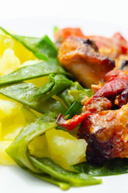 Bir tabak et, bir tabak patates ve mangetto.