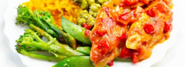 Sarı pirinç tabağı, yeşil bezelye ve et, lezzetli yemekler.