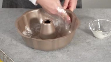 Zaman aşımı. Adım adım. Limonlu kek pişirmek için yağlı kek tepsisi..