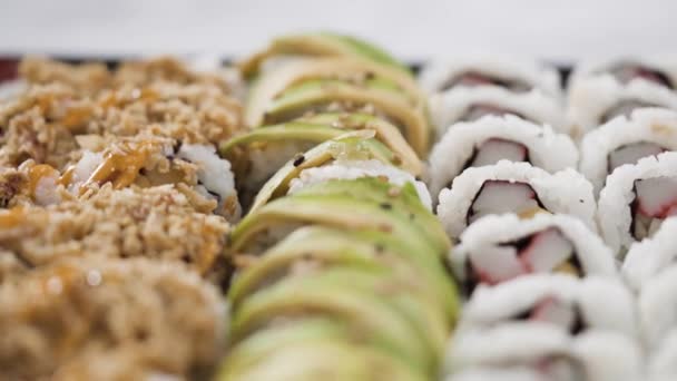 Pré Embalado Variedade Rolos Sushi Sushi Uma Bandeja Plástico — Vídeo de Stock