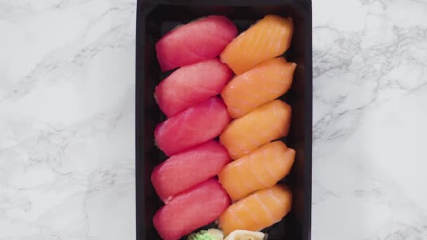 Leżeć Płasko Pakowana Odmiana Sushi Sushi Plastikowej Tacce — Wideo stockowe