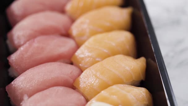 Sushi Pré Embalado Uma Bandeja Plástico — Vídeo de Stock