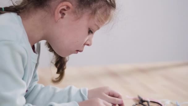 Κοριτσάκι Μαθαίνουν Πώς Ράβουν Ραπτομηχανή Kit Για Παιδιά — Αρχείο Βίντεο