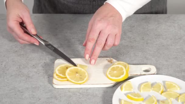 Шаг Шагом Нарезание Органических Лимонных Клиньев Белой Тарелке — стоковое видео