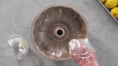 Düz yatıyordu. Adım adım. Limonlu kek pişirmek için yağlı kek tepsisi..