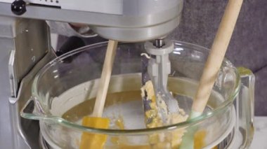 Adım adım. Limonlu kek için hamura malzemeleri karıştırıyorum..