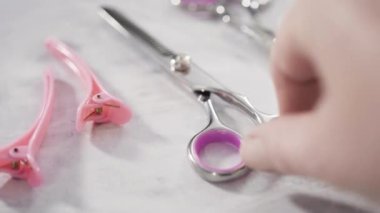 Gri arkaplanda yeni berber pembe makas.