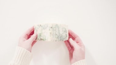 Beyaz arka planda büyük bir dilim mavi peynir..