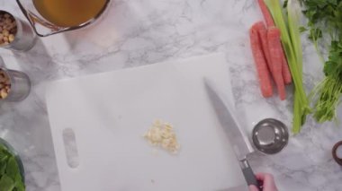 Vejetaryen fasulye çorbası pişirmek için sebze doğramak..