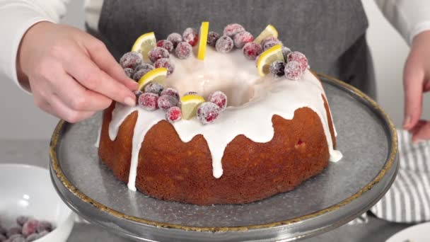 一步一步 在蛋糕架上装饰柠檬覆盆子蛋糕 用糖覆盆子和柠檬楔子装饰 — 图库视频影像