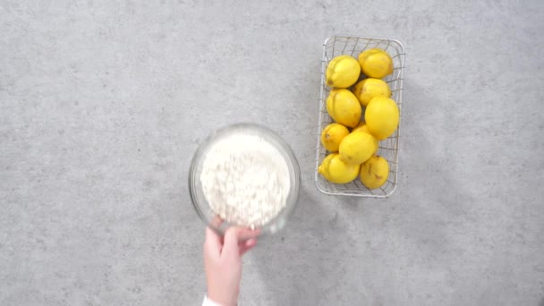 Acostado Ingredientes Cuencos Vidrio Para Preparar Pastel Arándanos Limón — Vídeo de stock