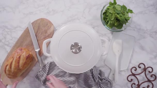 Время Истекло Готовить Вегетарианский Суп Белых Бобов Чугунной Голландской Печи — стоковое видео