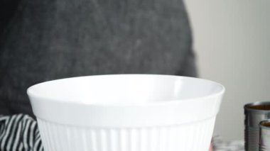 Konserve açacağıyla konserve fasulye açıyorum..