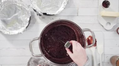 Düz yatıyordu. Adım adım. Basit çikolatalı şekerlemeler yapmak için yemek kabındaki malzemeleri karıştırıyorum..