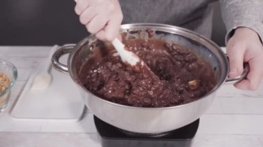 Adım adım. Kavanozda çikolata parçaları eritip fındıklı şekerleme yapıyorum..