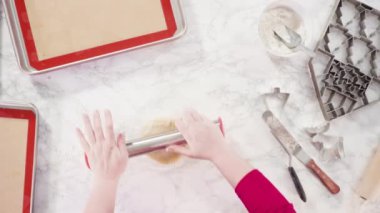 Düz yatıyordu. Noel kurabiyeleri pişirmek için şekerli kurabiye hamuru hazırlıyorum..