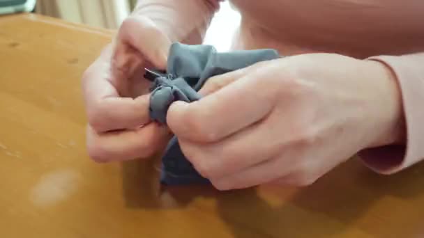 시간의 코로나 바이러스 가발생 재봉틀로 마스크를 만들고 — 비디오