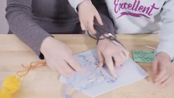 Desfasamento Temporal Deitado Menina Aprendendo Costurar Com Sua Mãe Mesa — Vídeo de Stock