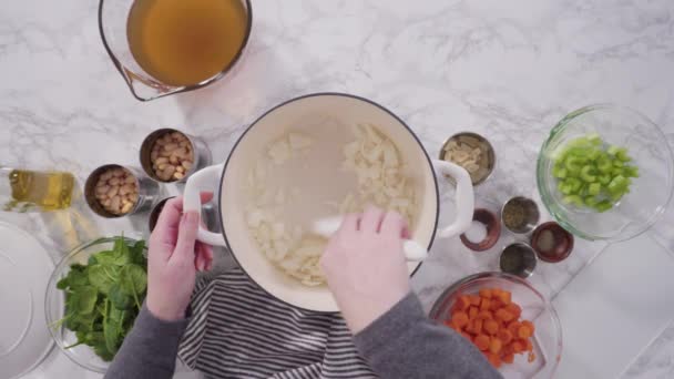 Memasak Sup Kacang Putih Vegetarian Dalam Oven Bebek Besi Cor — Stok Video