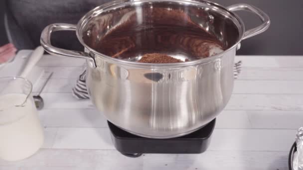 Schritt Für Schritt Zutaten Kochtopf Mischen Einfache Schokoladenschokolade Herzustellen — Stockvideo