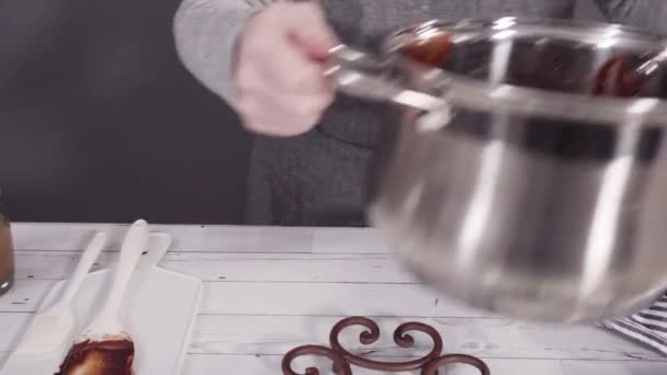 차근차근 조리용 냄비에 재료를 초콜릿 푸지를 만든다 — 비디오