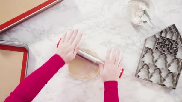 Leżeć Płasko Wytaczanie Ciasta Ciasteczka Cukru Pieczenia Ciasteczek Świątecznych — Wideo stockowe