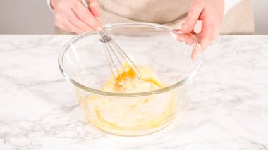 Adım adım. Çikolatalı kek pişirmek için bardaktaki malzemeleri karıştırıyorum..