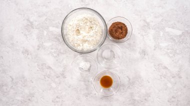 Düz yatıyordu. Adım adım. Kırmızı kadife kek hazırlamak için cam karıştırma kabı içeriyor..