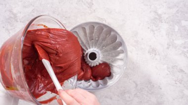 Düz yatıyordu. Adım adım. Kırmızı kadife kek pişirmek için kek hamurunu kek tepsisine döküyorum..