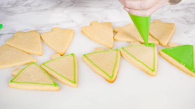 - Adım adım. Buzlu Noel ağacı şekilli şeker kurabiyeleri ve yeşil kraliyet kreması..