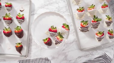 Düz yatıyordu. Adım adım. Pasta standında çikolatalı çilek düzenlemek..