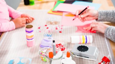 Çocuk kâğıtları. Boş tuvalet kağıdı rulolarından ve inşaat kağıdından kağıt hataları yapmak.