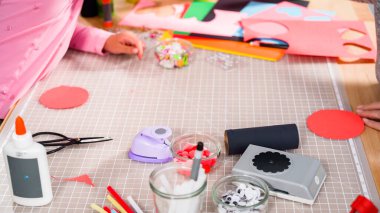 Çocuk kâğıtları. Boş tuvalet kağıdı rulolarından ve inşaat kağıdından kağıt hataları yapmak.