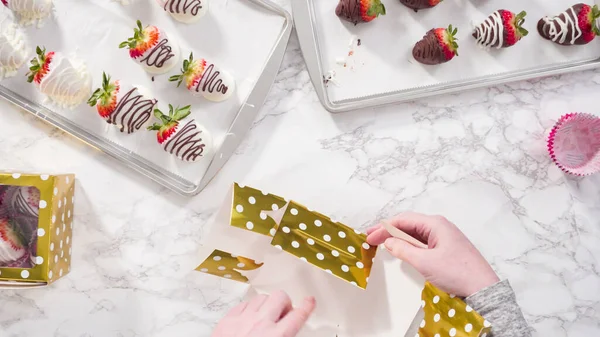 Flach Lag Schritt Für Schritt Verpackung Von Schokolade Eingetauchten Erdbeeren — Stockfoto