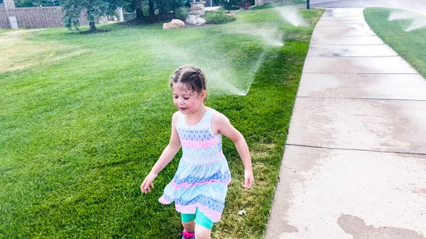 여름날어린 소녀가 스프링 클링을 — 스톡 사진