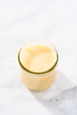 Küçük cam bir kavanozda beyaz çikolatalı ganache..