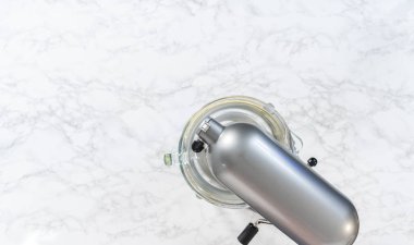 Beyaz çikolatalı limonlu kurabiye. Düz yatıyordu. Limonlu kurabiyeleri beyaz çikolatayla karıştırmak için mutfak malzemelerini karıştırıyorum..