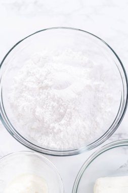 Krem peynirli krema hazırlamak için bardaktaki ölçülü malzemeler..