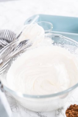 Çikolatalı dondurma yapmak için bardaktaki malzemeleri karıştırıyorum..