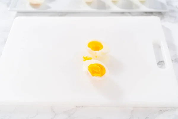 달걀을 위에서 튀기는 — 스톡 사진