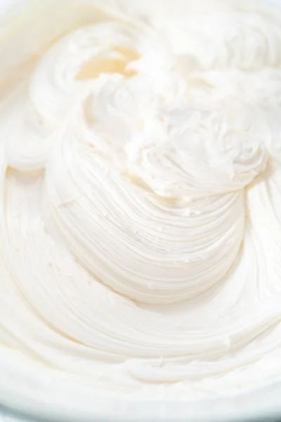 Míchání Vanilkové Polevy Míchané Skleněné Míse Ruční Míchačkou — Stock fotografie