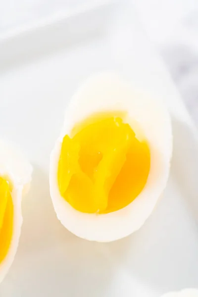 Gesneden Hardgekookte Eieren Een Witte Serveerplaat — Stockfoto
