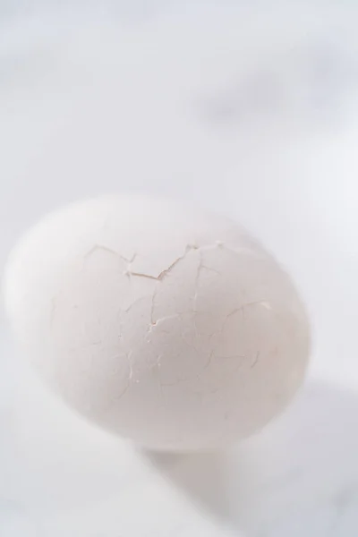 Schillen Van Hardgekookte Eieren Aan Het Marmeren Aanrecht — Stockfoto