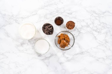 Düz yatıyordu. Tezgahta çikolatalı dondurma hazırlamak için gerekli malzemeler..