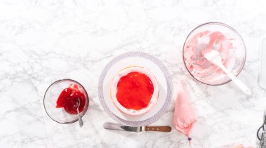 Düz yatıyordu. Deniz kızı temalı pastayı pasta tezgahında birleştirmek.